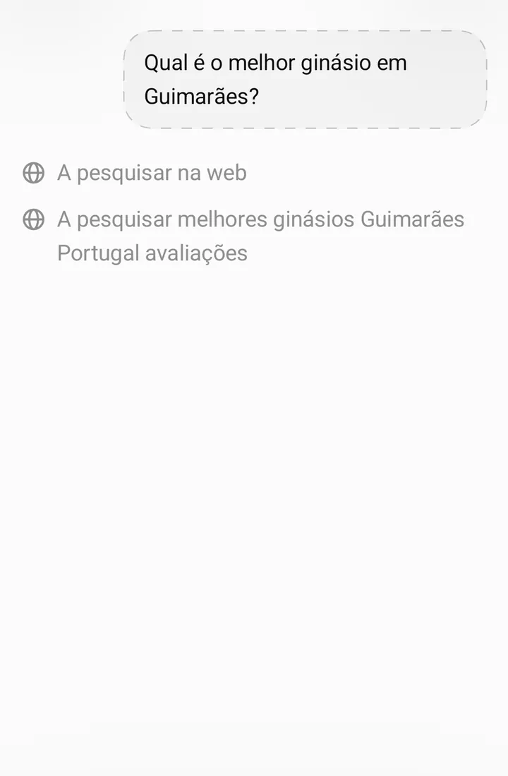 Captura da gravação: depois da pergunta, o ChatGPT a pesquisar na web «melhores ginásios Guimarães Portugal avaliações».